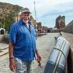 Urodzony tu w 1937 r. George Guille jest posiadaczem niewielkiej łodzi „Non-Pareil”.  Rejs z George’em  to obowiązek każdego poważnego turysty.