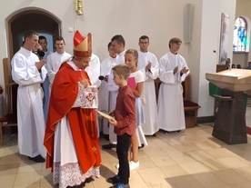 Na zakończenie Eucharystii oazowicze dziękowali bp. Henrykowi za obecność i modlitwę