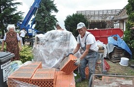 Helena Tłuczykont cieszy się, że fachowcy z Kadłuba tak sprawnie odbudowują jej dom.