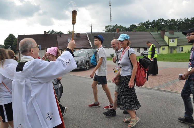 Pielgrzymka Piesza na Jasną Górę - drugi dzień drogi