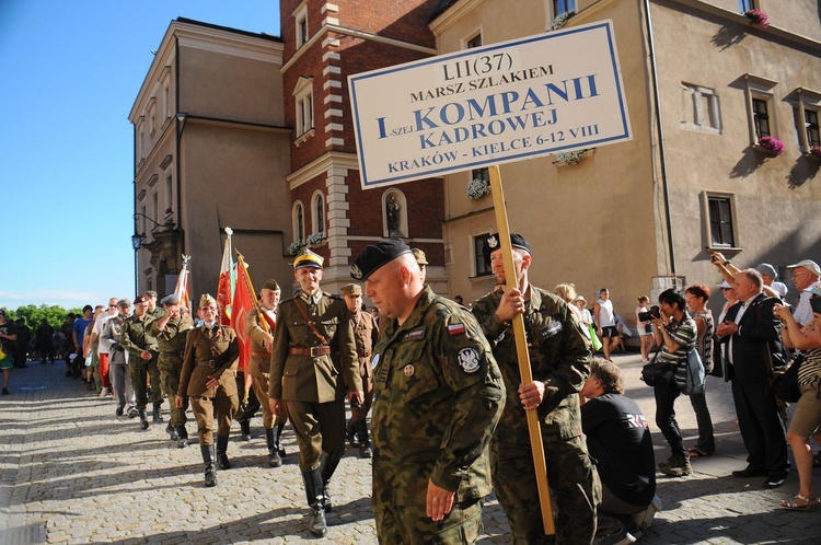 Uczestnicy 52. Marszu Szlakiem I Kompanii Kadrowej na Wawelu