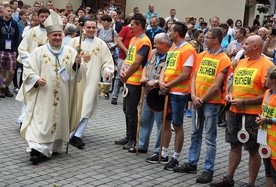 W Hałcnowie bp Piotr Greger pobłogosławił uczestników 26. Pieszej Pielgrzymki Diecezji Bielsko-Żywieckiej na Jasną Górę