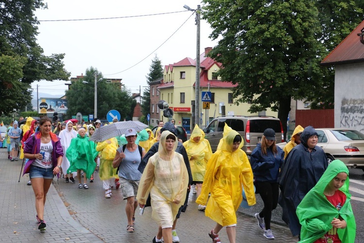 Skawinianie wraz z wojewodą idą na Jasną Górę.