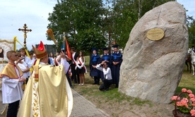 Ósmy 15-tonowy głaz, ustawiony w alei 600-lecia, upamiętniający jubileusz parafii, poświęcił bp Henryk Tomasik