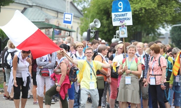 Pielgrzymi z beskidzkiej Trójwsi wędrują do Matki Bożej w grupie IX wraz z ks. Grzegorzem Strzadałą