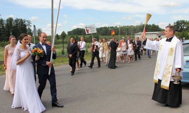 Kasia i Piotr wprowadzili pielgrzymkę do maryjnego sanktuarium w Lewiczynie