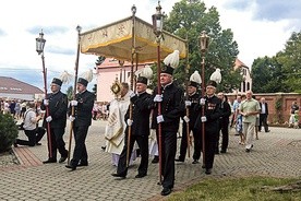 Procesja wokół kościoła z Najświętszym Sakramentem. 