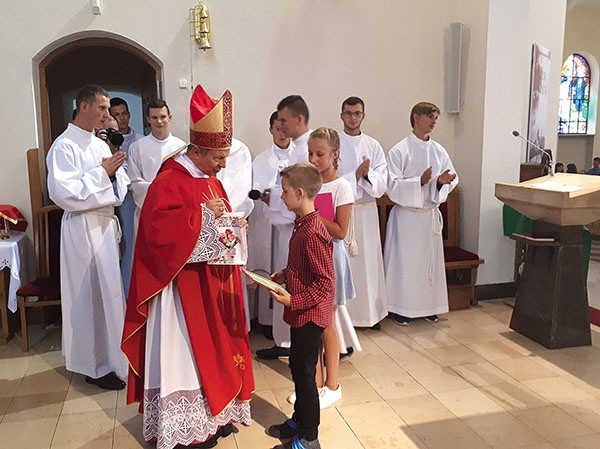 Na zakończenie Eucharystii oazowicze dziękowali bp. Henrykowi za obecność i modlitwę.