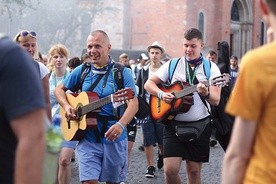 – Każdego dnia nogi bolą coraz bardziej, ale serce rośnie – mówią pątnicy idący do Częstochowy.