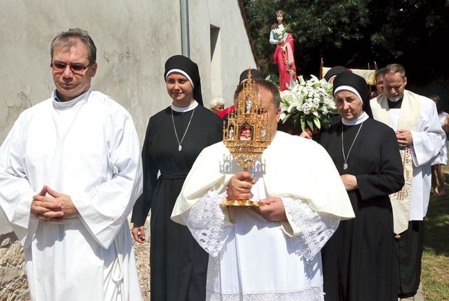 Po Mszy św. wierni przeszli razem z Najświętszym Sakramentem, relikwiami i figurą św. Filomeny w procesji wokół kościoła.