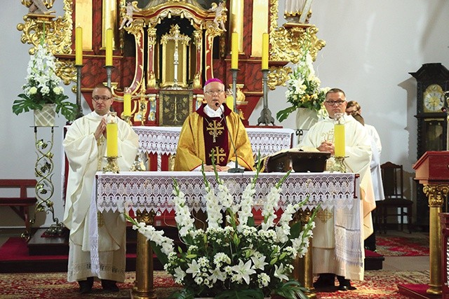 – Nawet gdy Polski nie było na mapie, nie brakowało jej wspaniałych synów. Światowej sławy artystów, naukowców, poetów, malarzy, pisarzy oraz wielu błogosławionych i świętych – przypominał biskup Józef.