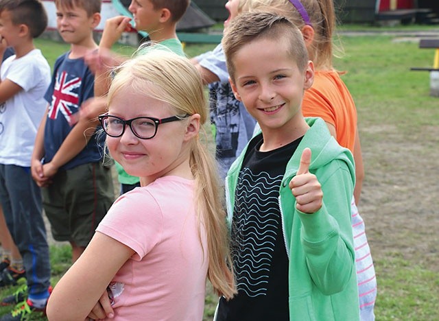 Na koloniach tęskni się  za domem? Nieprawda!  – zapewniają uśmiechnięte buzie.