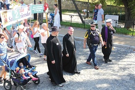 ▲	Pątników odprowadził  bp Krzysztof Nitkiewicz.