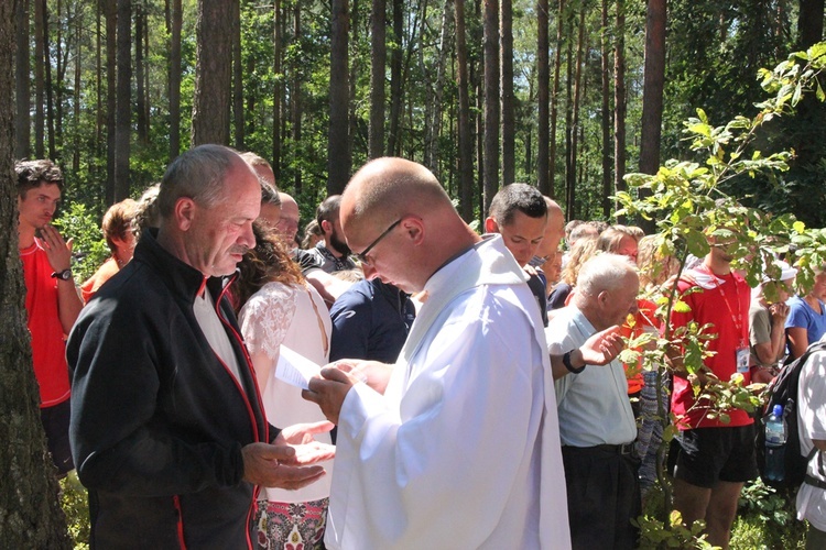 Msza św. w lesie za Dąbrową i dalsza droga