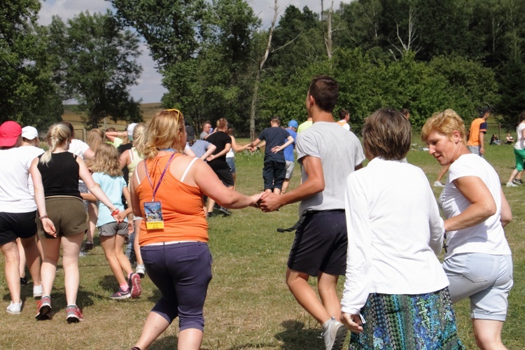 Wspólnota III 37. PPK w drodze na Jasną Górę. Tańce i mecz na postoju