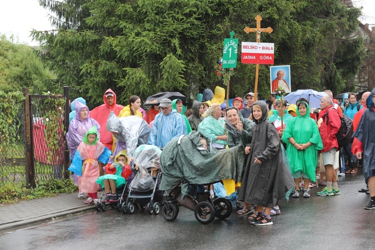 26. pielgrzymka z Hałcnowa na Jasną Górę - w Bielanach - 2017