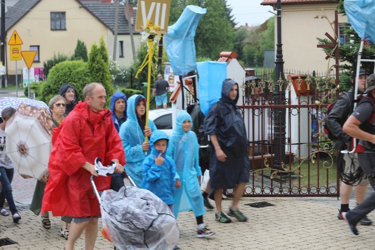 26. pielgrzymka z Hałcnowa na Jasną Górę - w Bielanach - 2017