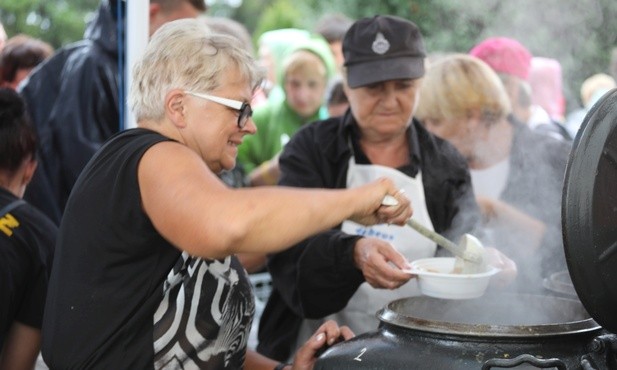 Strażacka grochówka smakowała wszystkim...