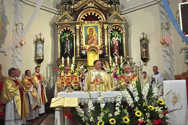 Bp Andrzej Jeż przewodniczy Mszy św. z okazji 100-lecia parafii. W tle odnowiony ołtarz główny.