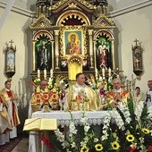 Bp Andrzej Jeż przewodniczy Mszy św. z okazji 100-lecia parafii. W tle odnowiony ołtarz główny.