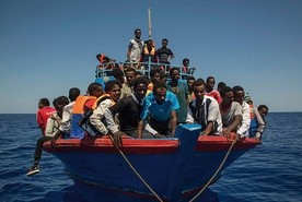 Przepełnione łodzie z imigrantami wciąż płyną przez Morze Śródziemne.