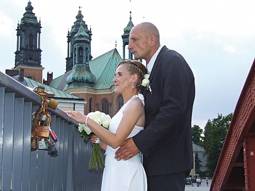 Aldona i Tomasz wciąż są bezdomni, ale już z nadzieją patrzą w przyszłość.