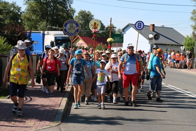 Kolumna skarżyska na szlaku pielgrzymkowym