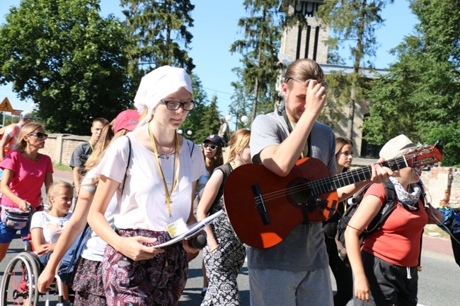 Kolumna skarżyska na szlaku pielgrzymkowym