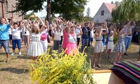 Nie tylko w drodze, ale także na miejscu, w Jarosławicach, pielgrzymi będą modlić się, śpiewać i tańczyć