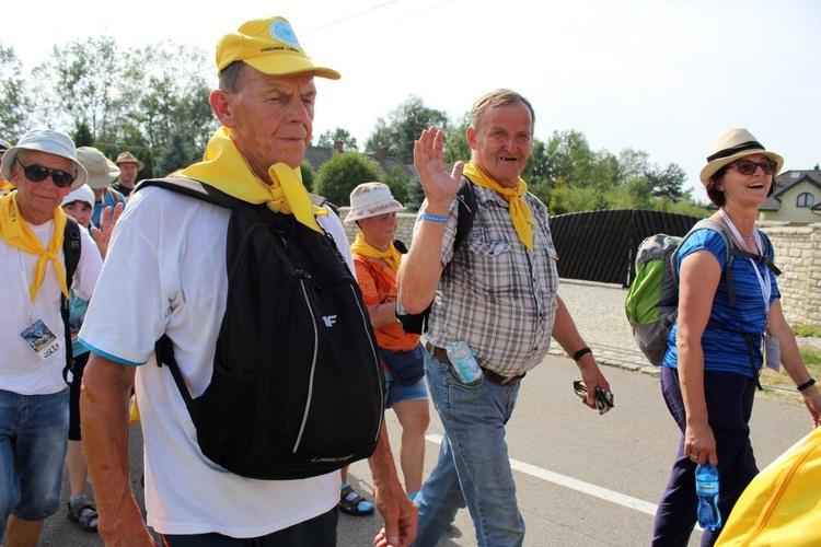 Starsi pielgrzymi w drodze na Jasną Górę