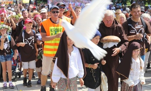 Białe gołębie towarzyszyły powitaniu pielgrzymów z Andrychowa