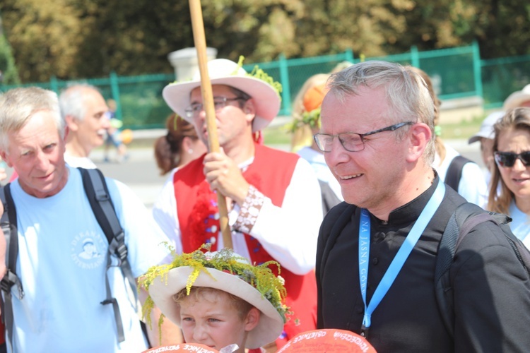 Powitanie 26. Pielgrzymki Diecezji Bielsko-Żywieckiej - grupy hałcnowskie - na Jasnej Górze - 2017