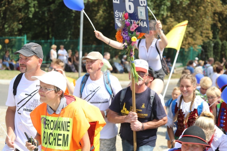 Powitanie 26. Pielgrzymki Diecezji Bielsko-Żywieckiej - grupy hałcnowskie - na Jasnej Górze - 2017