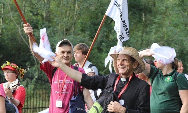 Pątników prowadzi ks. prał. Stefan Sputek