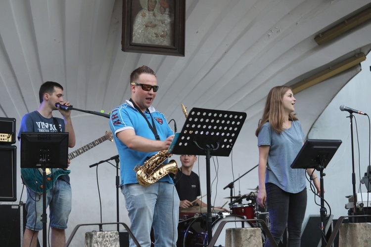 Pogodny wieczór pielgrzymów andrychowskich w Mrzygłodzie - 2017