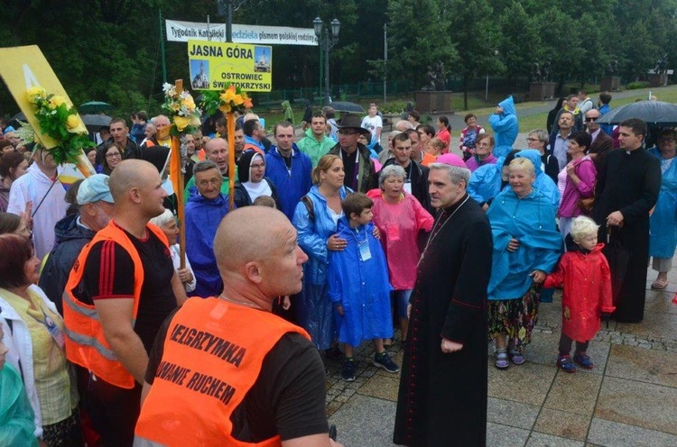 Wejście pielgrzymów na Jasną Górę