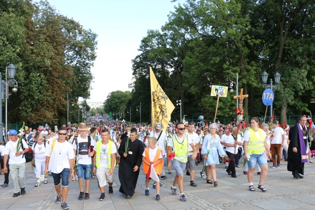 Pielgrzymka diecezji radomskiej - kolumny radomskie