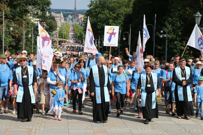 Pielgrzymka diecezji radomskiej - kolumny radomskie