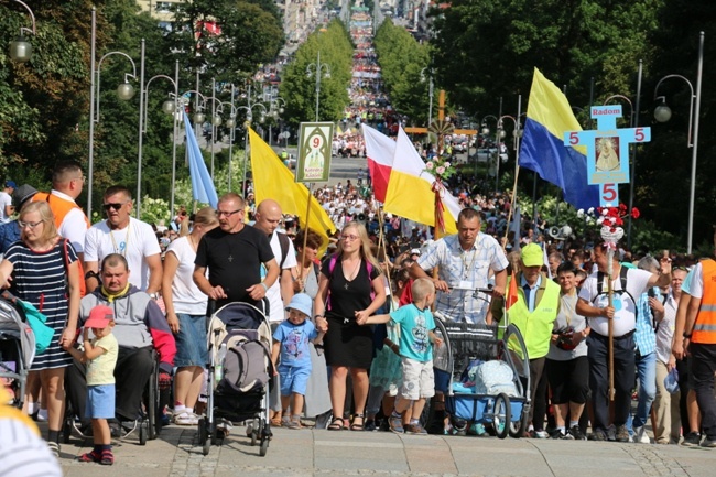 Pielgrzymka diecezji radomskiej - kolumny radomskie