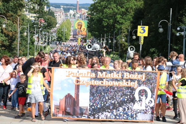 Pielgrzymka diecezji radomskiej - kolumny radomskie