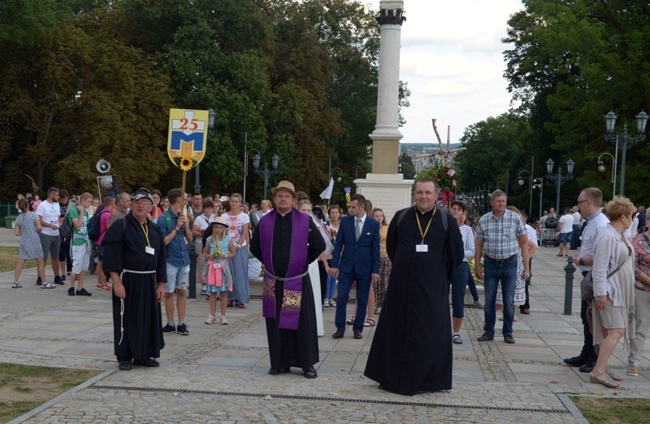 Pielgrzymka diecezji radomskiej - kolumny radomskie