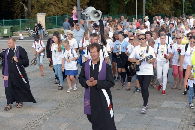 Pielgrzymka diecezji radomskiej - kolumny radomskie