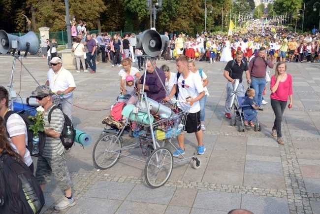 Pielgrzymka diecezji radomskiej - kolumny radomskie