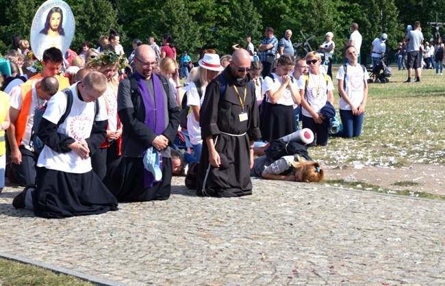 Pielgrzymka diecezji radomskiej - kolumny radomskie