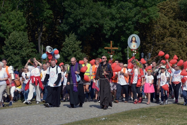 Pielgrzymka diecezji radomskiej - kolumny radomskie
