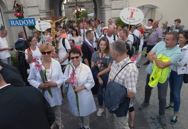 Pielgrzymka diecezji radomskiej - kolumny radomskie