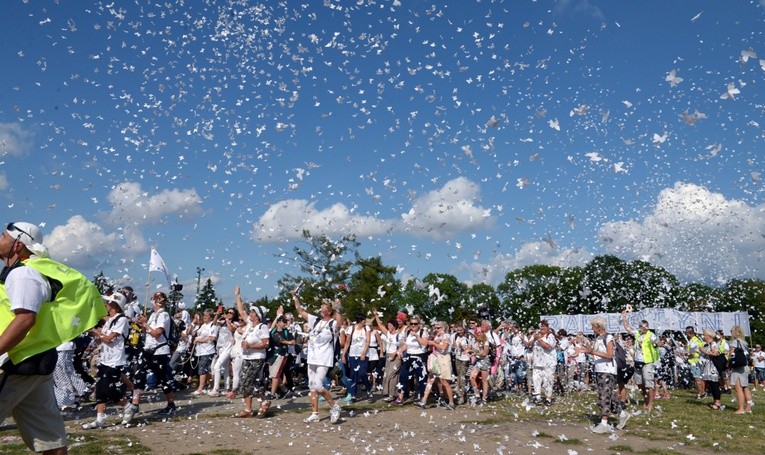 Konfetti dla Matki Bożej. Każda grupa, wchodząc na Jasną Górę, starała się podkreślić swoją radość i wyjątkowość