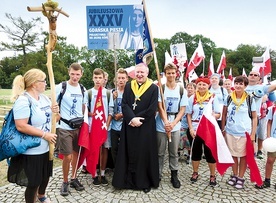 Podczas wizyty  w Częstochowie  bp Wiesław prowadził serdeczne rozmowy z pątnikami.