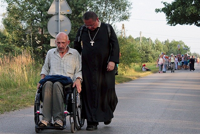 ◄	– Kapłan, jeśli chce, może tu w pełni realizować to, do czego otrzymał święcenia – mówi idący w pielgrzymce bp Grzegorz Ryś.