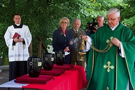 Urny poświęcił  ks. Marian Kopko, kustosz sanktuarium maryjnego.